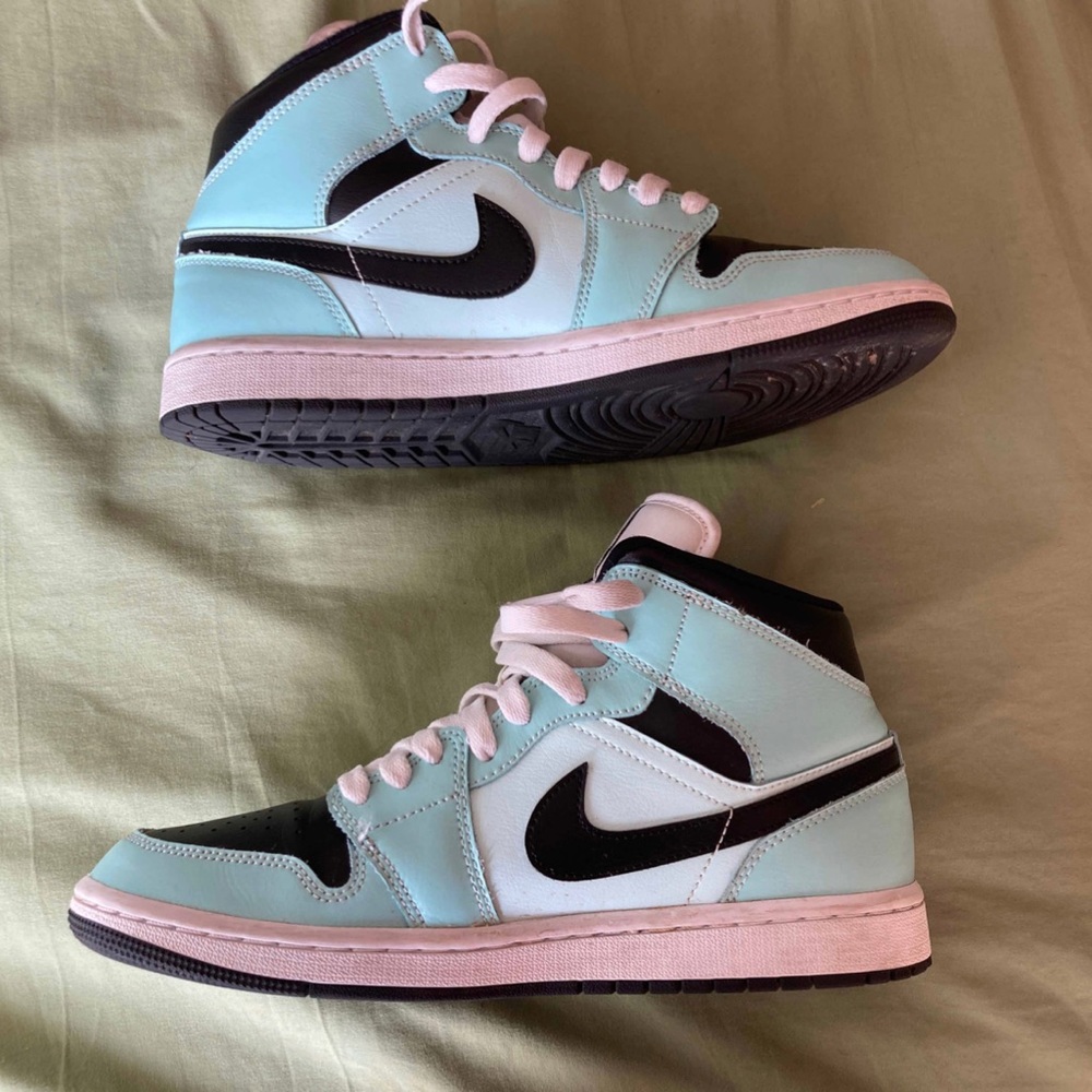 Wmns Air Jordan 1 Mid ‘Aqua Black’
